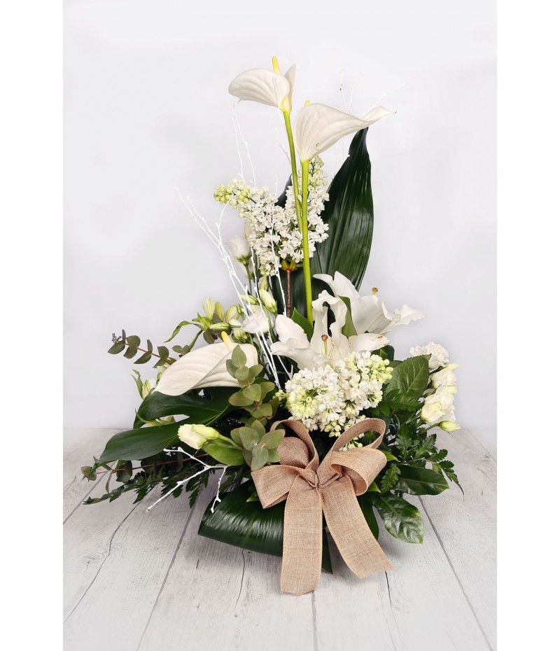 Arrangement one tone face with white flowers