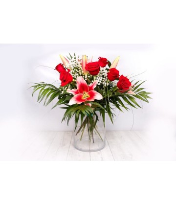 Bouquet of lilies and roses 